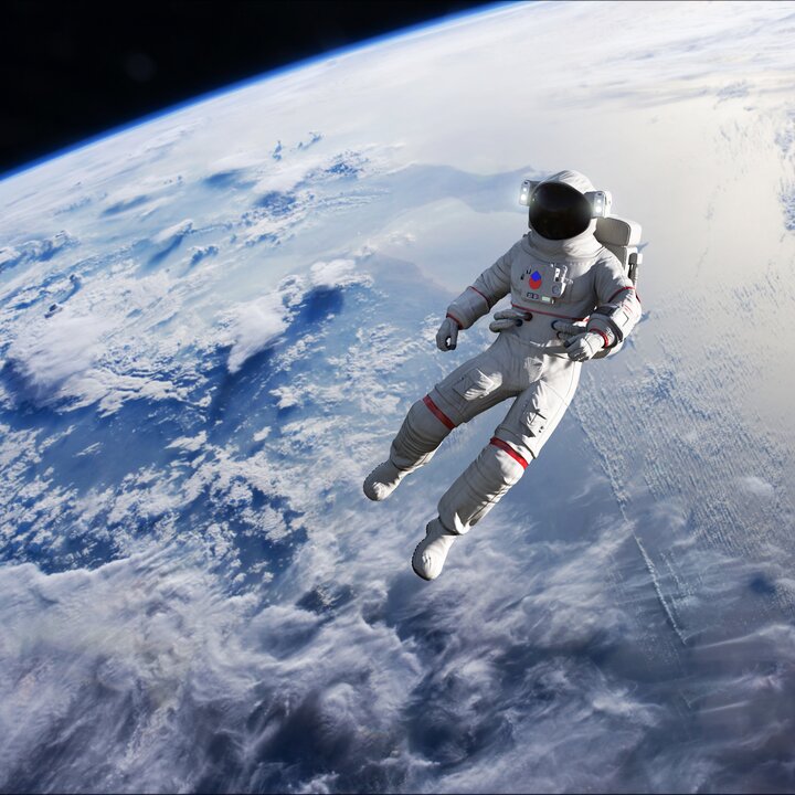 Astronaut schwebt frei im All mit der Erde im Hintergrund.  | © iStock