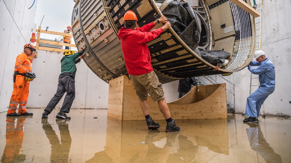 Das Automated Transfer Vehicle (ATV) wird an seinen festen Platz im Space Eye gestellt | © Dirk Weiss