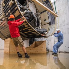 Das Automated Transfer Vehicle (ATV) wird an seinen festen Platz im Space Eye gestellt | © Dirk Weiss