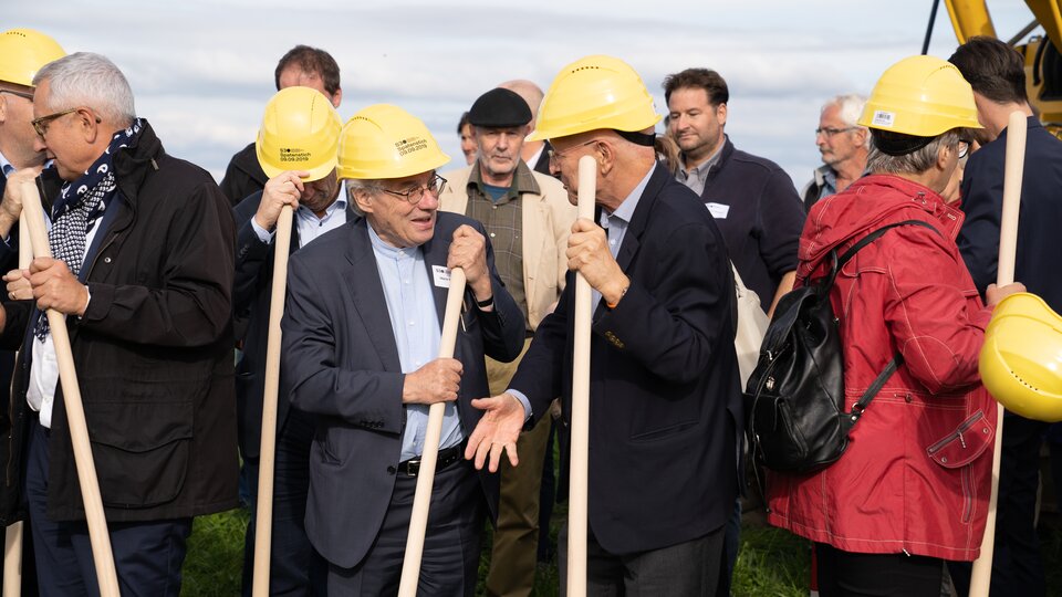 Beim Spatenstich des Space Eye anwesende Gäste, Mario Botta und Claude Nicollier im Gespräch