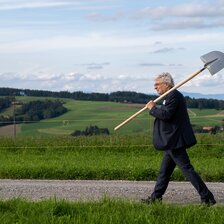 Mario Botta mit Schaufel in der Hand beim Spatenstich des Space Eye auf der Uecht