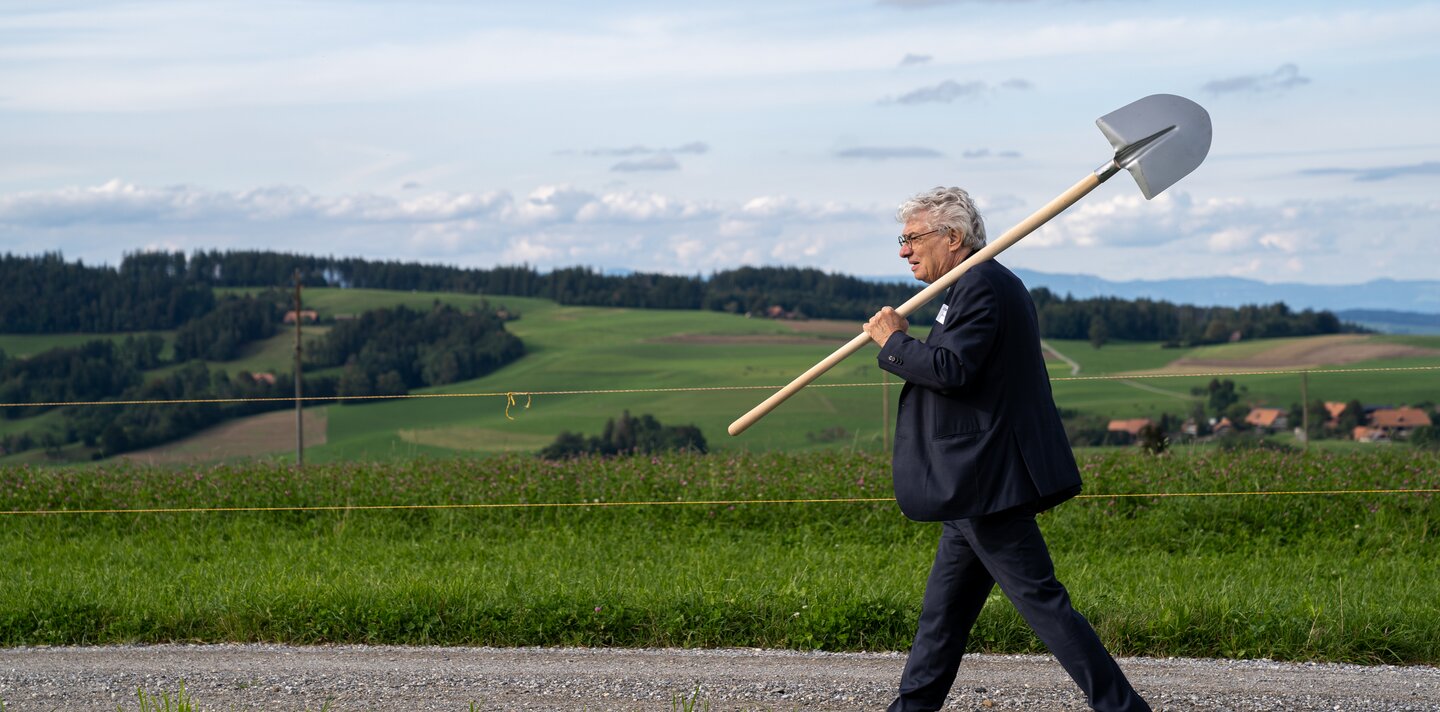 Mario Botta mit Schaufel in der Hand beim Spatenstich des Space Eye auf der Uecht