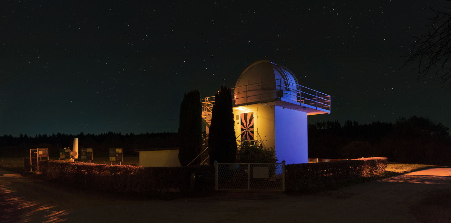 Beleuchtete historische Schaerer-Sternwarte auf der Uecht bei Nacht  | © Martin Mutti