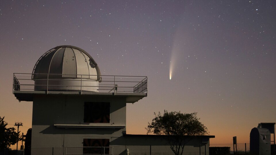 Komet hinter der historischen Schaerer-Sternwarte auf der Uecht neben dem Space Eye | © Martin Mutti
